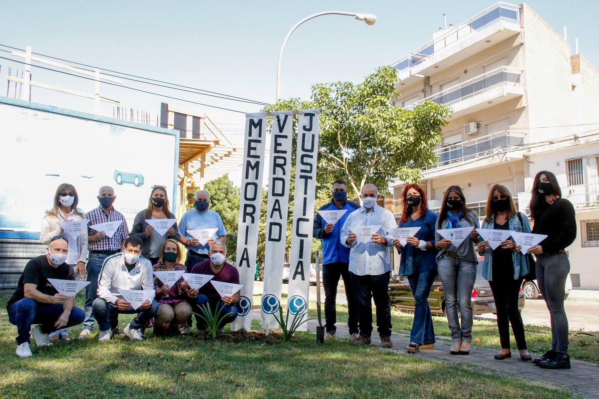 sadoprosario's tweet photo. En Sadop Rosario #PlantamosMemoria y nos sumamos a la iniciativa nacional haciendo nuestro modesto homenaje para recordar a las y los 30.000 compañeros desaparecidos #45AñosDelGolpeGenocida #Son30Mil https://t.co/cWHT4lWyGv