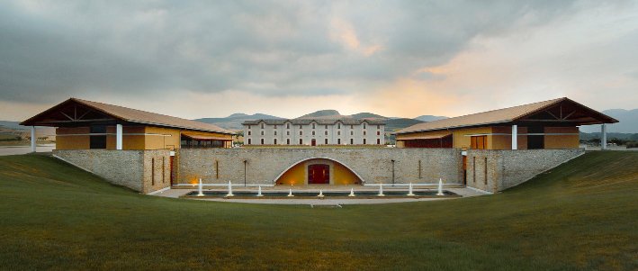 ¿Se puede imaginar un lugar dónde la historia esté siempre presente?

Bodega Otazu