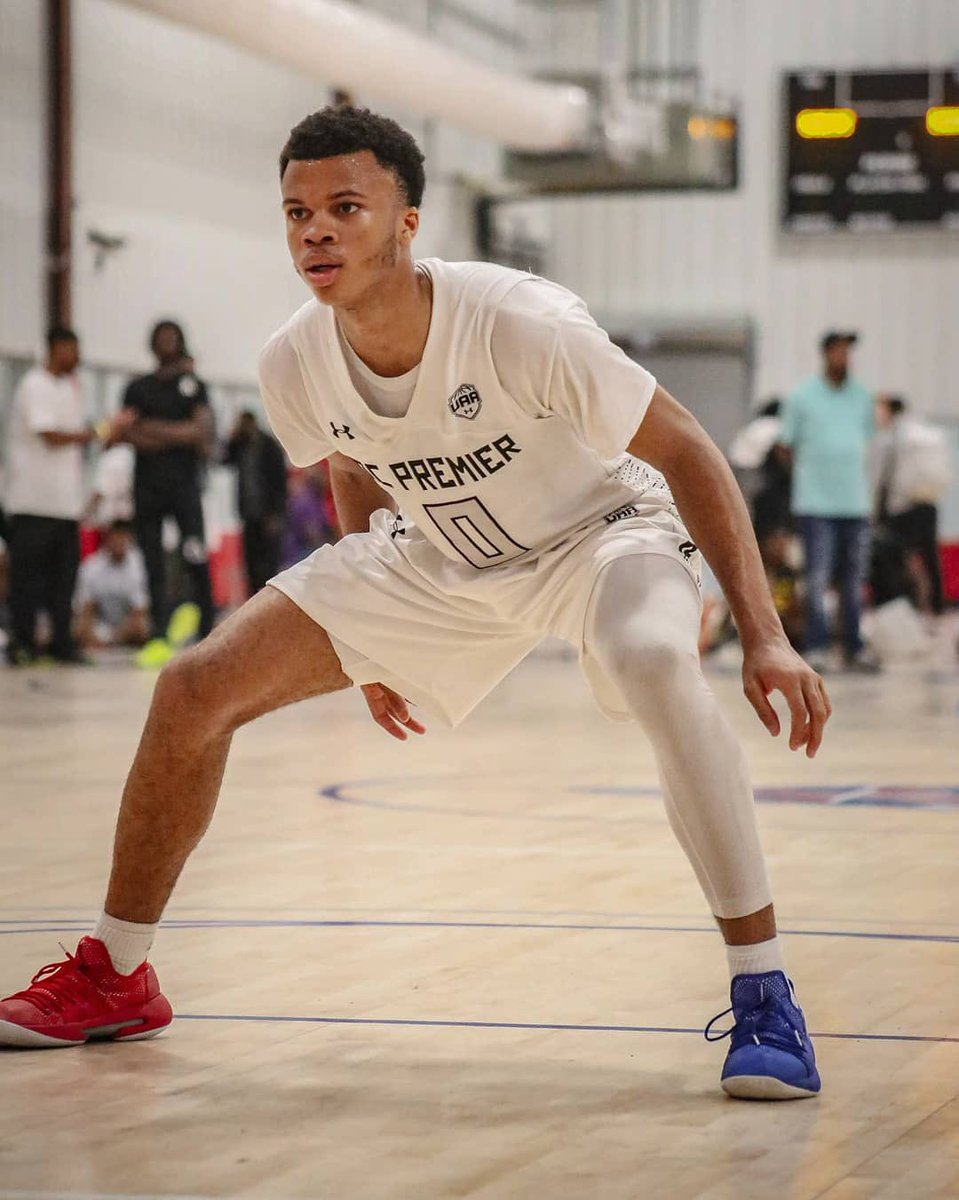 AlvinChapman_'s tweet photo. So proud of these guys!!! It’s just like yesterday we were on the road at tournaments with @DC_Premier_  . Now my little brothers are on the big stage!! Keep applying that pressure! @marchmadness https://t.co/j7Wl69iWXW