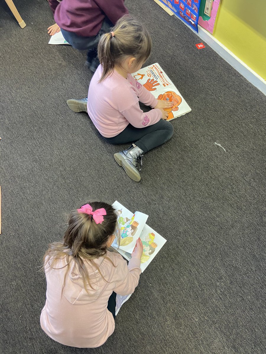 mssuen_hkuk's tweet photo. We picked our own book and shared our stories with our friends ! #promotingreadingculture #primaryone2020 https://t.co/5gzvxi04xn