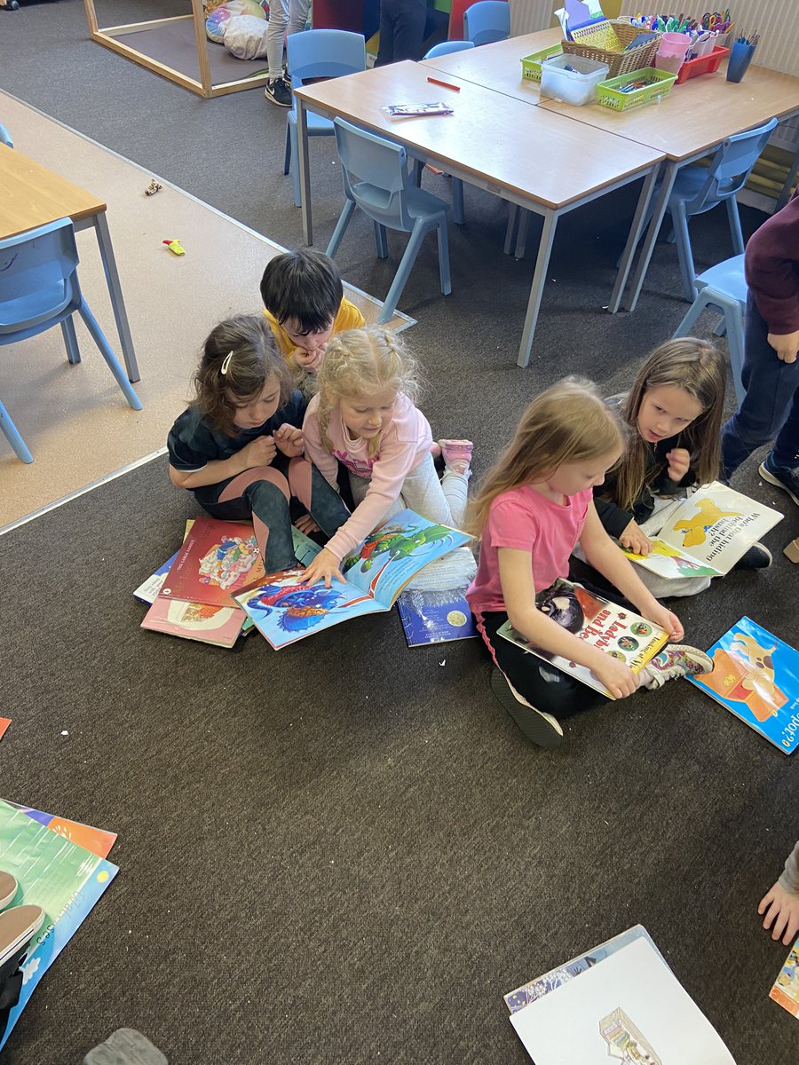mssuen_hkuk's tweet photo. We picked our own book and shared our stories with our friends ! #promotingreadingculture #primaryone2020 https://t.co/5gzvxi04xn