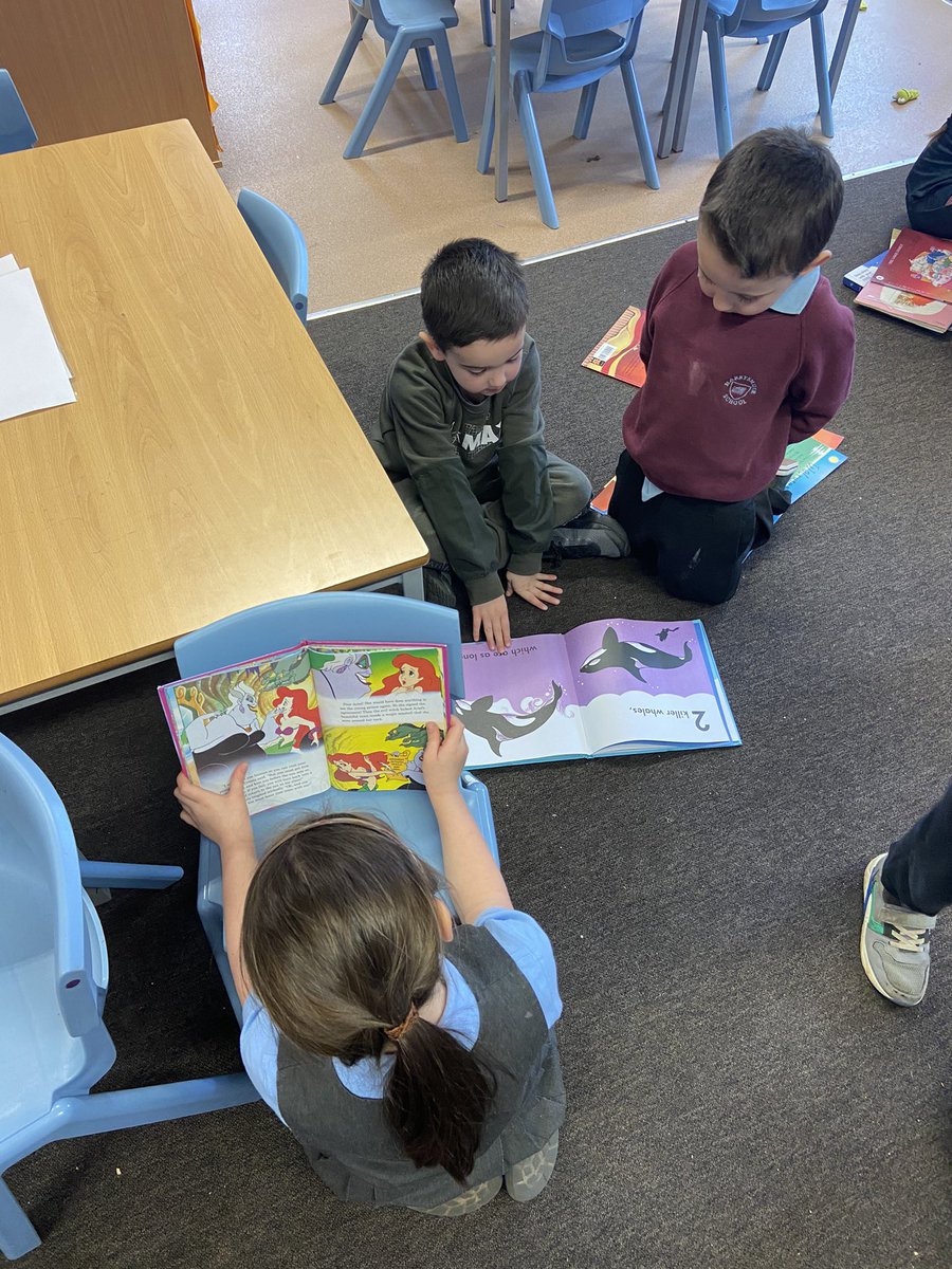 mssuen_hkuk's tweet photo. We picked our own book and shared our stories with our friends ! #promotingreadingculture #primaryone2020 https://t.co/5gzvxi04xn