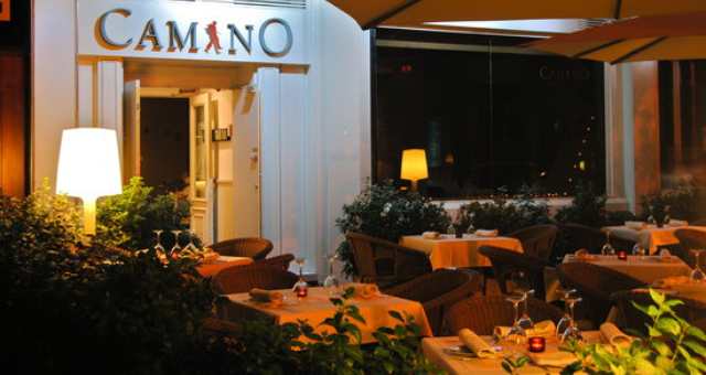 Camino Food &amp; Drinks · Gutierrez Solana 6 ·

Bar de copas y marcha que se ha transformado en un restaurante verdaderamente recomendable, por la carta y su ambiente.

Cuenta con una terraza entre setos, pequeña y agradable.

#buscatuterraza
#lasmejoresterrazas 
#terrazasdemadrid
