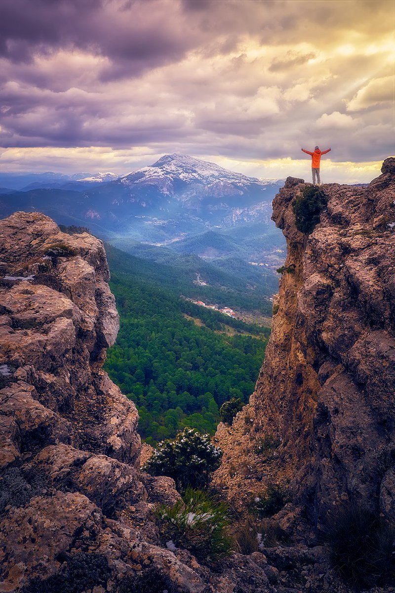 Vistas desde el Calar del Mundo a la zona de Tus, y al fondo el Cerrico Mentiras, con su manto blanco 🏔️. Y sí, ésto es Albacete 😜
<a href="/turismoclm/">Turismo CLM</a> 
<a href="/SierraSeguraTur/">Sierra del Segura</a> 
<a href="/TurismoYeste/">Turismo Yeste</a> 
<a href="/turismoalbacete/">Turismo Albacete</a>