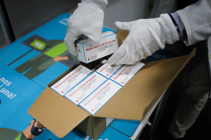 The European Commission has ordered 1,860 million doses for the first four vaccines against #covid. Why are they reaching us with delay, in spite of the european industrial capacities of #FillandFinish? Explanations on <a href="/PHARMAnetwork/">PHARMANETWORK</a>:  bit.ly/3vSoRtN