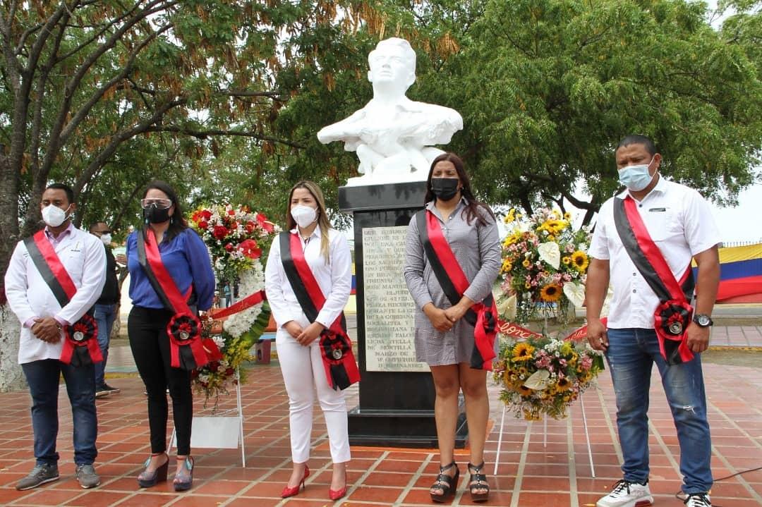 CoroAlcaldia's tweet photo. Vía @Pito_Acosta
Hoy entregamos la Orden Chema Saher, cumpliendo estrictas normas de bioseguridad, en nombre de nuestro Ptte @nicolasmaduro y el @GobVictorClark en honor a este joven martir que nunca se doblegó ante los mandatarios de la cuarta República y fue vilmente fusilado. https://t.co/iE2KMqrr83