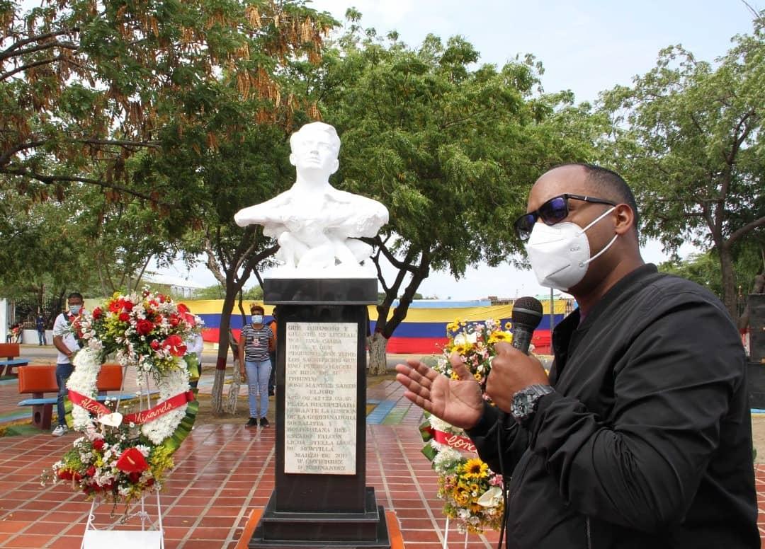 CoroAlcaldia's tweet photo. Vía @Pito_Acosta
Hoy entregamos la Orden Chema Saher, cumpliendo estrictas normas de bioseguridad, en nombre de nuestro Ptte @nicolasmaduro y el @GobVictorClark en honor a este joven martir que nunca se doblegó ante los mandatarios de la cuarta República y fue vilmente fusilado. https://t.co/iE2KMqrr83