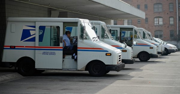 CNNPolitics's tweet photo. Read USPS's 10-year plan that includes longer mail delivery times and cuts to post office hours around the country https://t.co/bDS6GdwnwM https://t.co/jkUAd3aTsf
