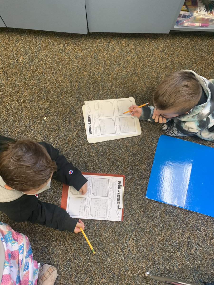 3rd_gradetribe's tweet photo. Students linked up to solve word links. #fisdlearns #fisdliteracy #fisd3 https://t.co/qH0r6lm3rR