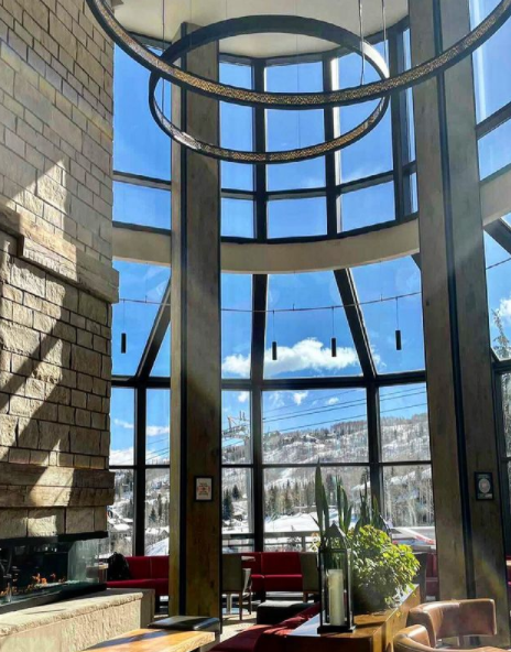 Spring Ski is still in full swing! Join us now through April 5th ❄️
📸 <a href="/joao/">joao</a>.tum thank you for this amazing lobby shot!
Book now here: marriott.com/.../asemw-the-…