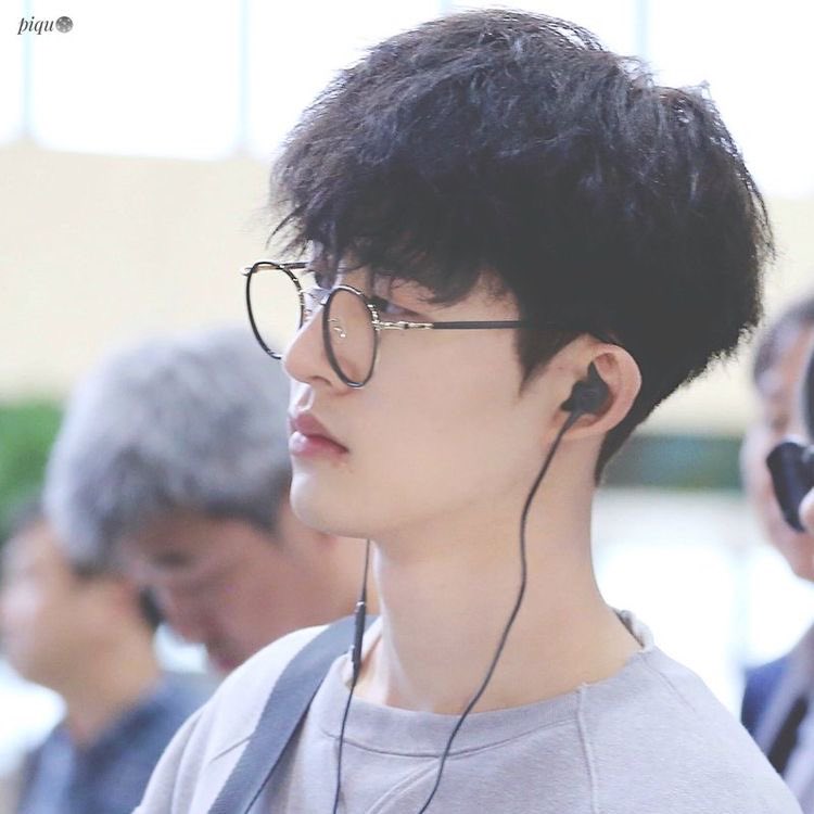 vibrantgyu's tweet photo. Adore you | Hanbin au 
 
an au in which Hanbin’s friends sell him out in a Facebook group in the hopes of finding him a girlfriend after being single for quite a while. https://t.co/qJhe3OlOJV