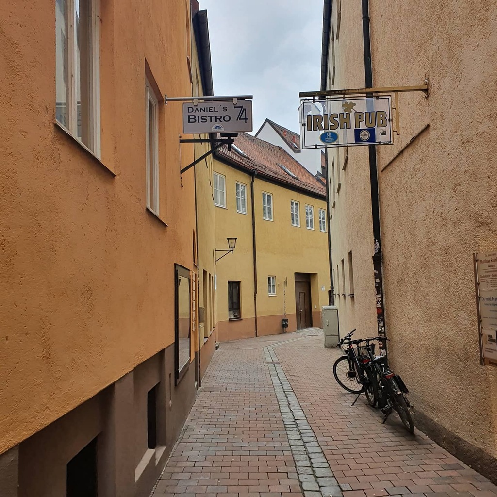 danseelig_la's tweet photo. Nein, ich habe kein #Bistro eröffnet.

Sorry, der musste jetzt einfach sein

#EchtSeelig #Stadtspaziergang #Landshut #Altstadt #Apothekergasse #Schilder #Daniels #IrishPub #LandshutAltstadt #Gassen #AltstadtLandshut https://t.co/3KtNYoUXRK https://t.co/9rYK0pOeGB