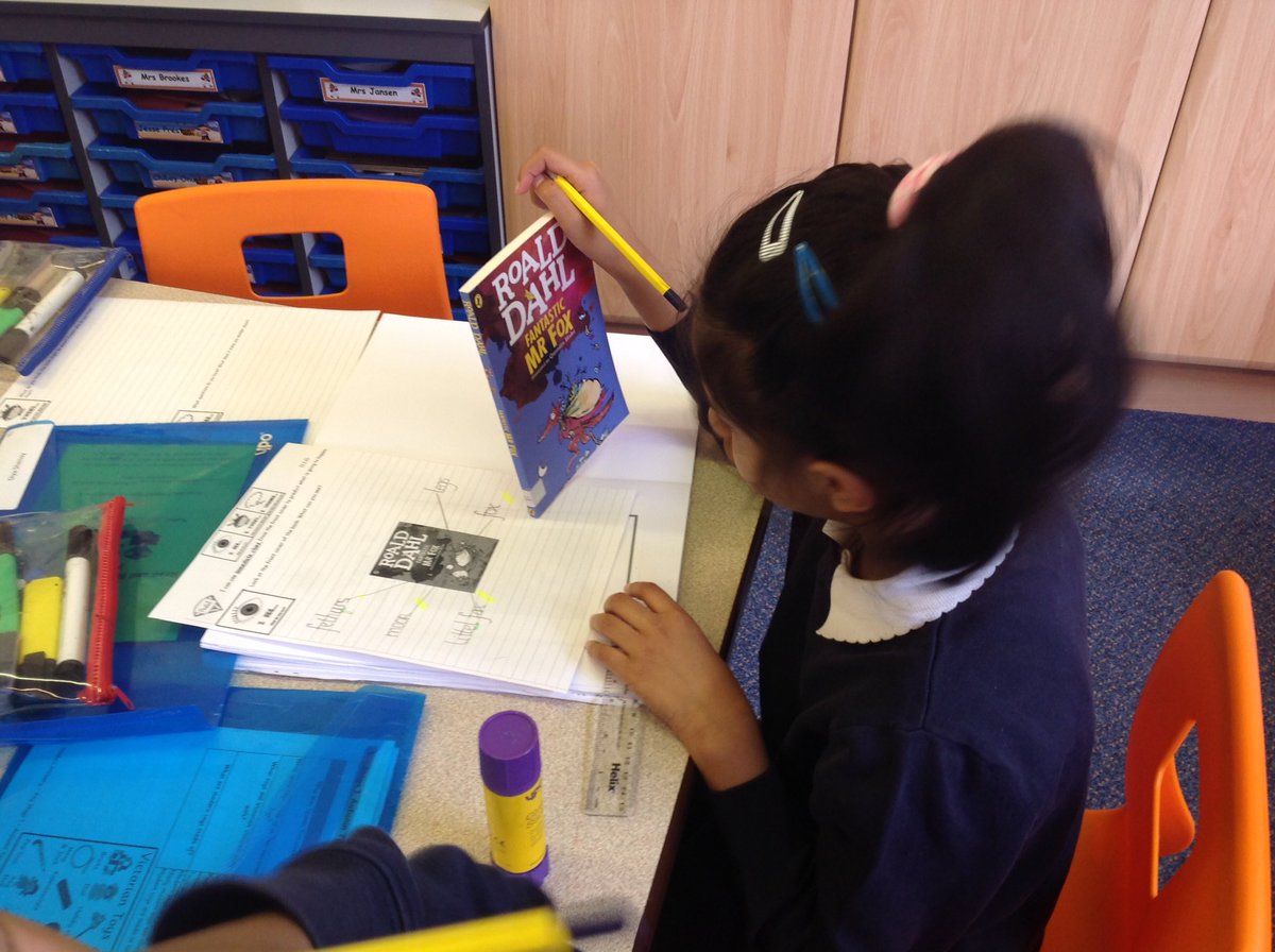 PindersPrimary's tweet photo. During Read &amp; Reaspond, Year 2 worked on the predict reading gem, exploring the clues on the front cover of their new book and what this made us think the book would be about. #PPYear2 #PPReading https://t.co/tq5gDcq4Ba