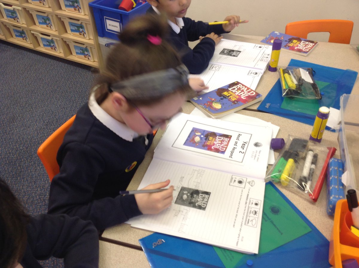 PindersPrimary's tweet photo. During Read &amp; Reaspond, Year 2 worked on the predict reading gem, exploring the clues on the front cover of their new book and what this made us think the book would be about. #PPYear2 #PPReading https://t.co/tq5gDcq4Ba