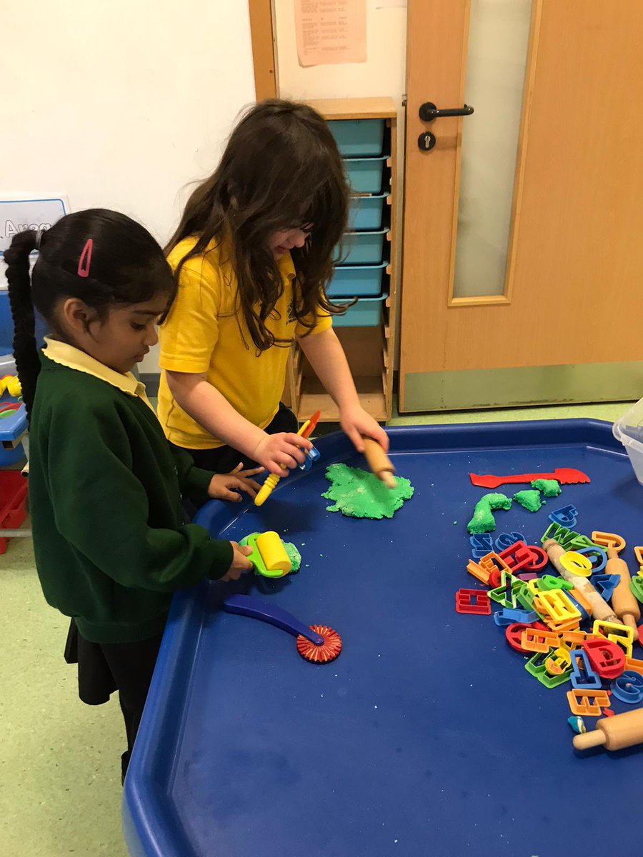 MissDownie_'s tweet photo. Some lovely pictures from our sunshine room today ☺️☀️ @stmungoalloa https://t.co/XGEchniOsi