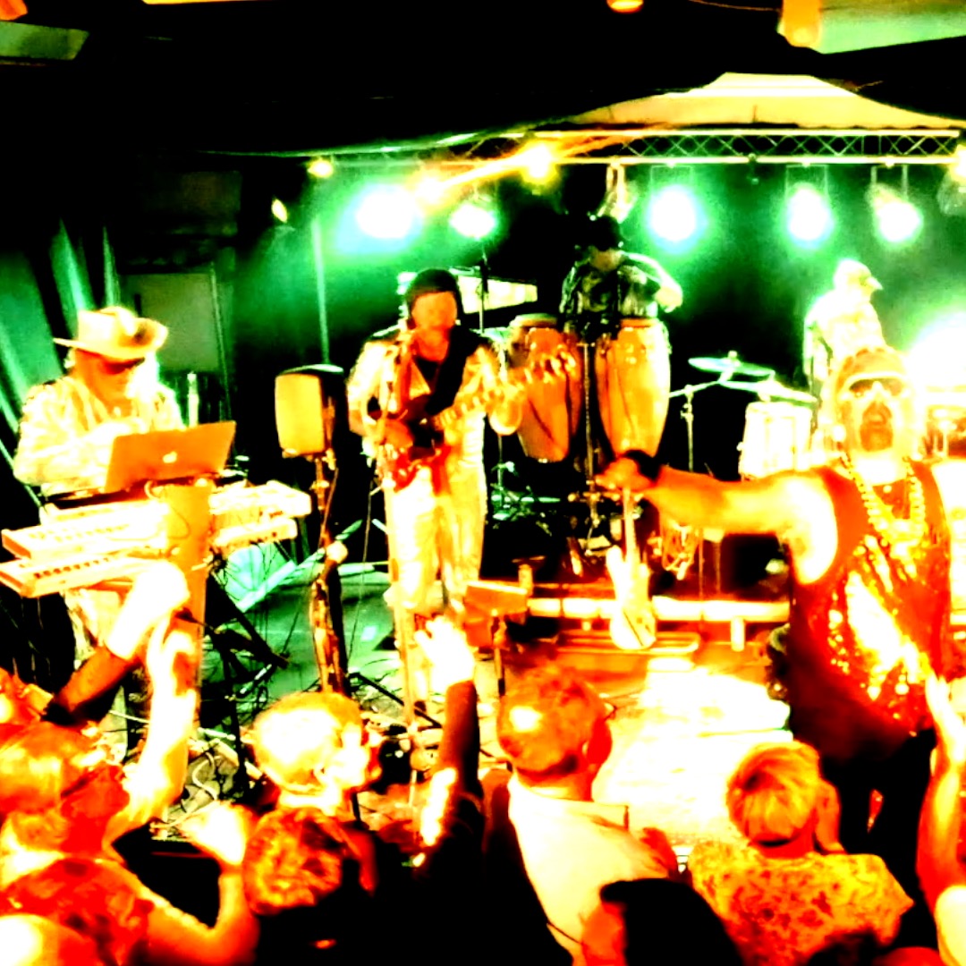 SilverTwins3's tweet photo. Jam with friends in FUNKMACHINE 🤩❤️ 😎🎯🚀🤘
LISTEN: SilverTwins of Funk https://t.co/AV7wohmERw
#funk #disco #boogie #SilverTwinsoffunk #SilverTwins #mrockfromsweden  #SilverFunk #SundayFunk #GBGFUNKMOB @silvertwinsoffunk @mrockfromsweden https://t.co/AwBZaDwoic