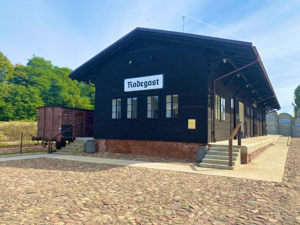 Wander_into_PL's tweet photo. A sombre place to visit is Radegast Station in Łódź, used during WW2 to transport approx 200,000 Jews from the Litzmannstadt Ghetto to extermination camps. The Ghetto, the 2nd largest in Poland at the time, ‘contained’ over 180,000 people in an area of 4.13 km2. Most perished. https://t.co/dXIJtHGPSQ