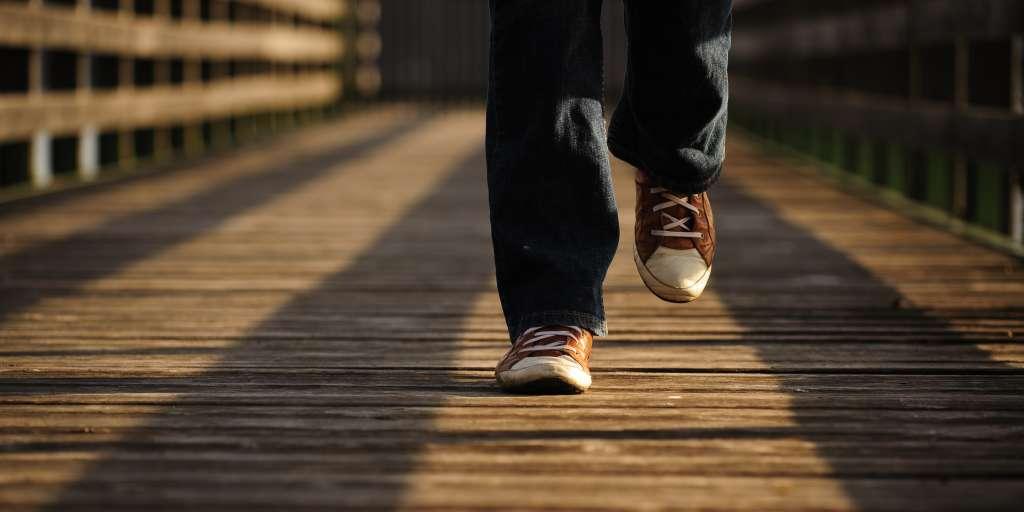 Le_NouvelObs's tweet photo. Marcher lentement, un facteur de risque face au Covid ? Les personnes de poids normal qui marchent lentement auraient 2,5 fois plus de probabilités d'avoir une forme sévère de Covid et presque 4 fois le risque d'en mourir par rapport aux marcheurs rapides.
https://t.co/3Q9pQkx6m2 https://t.co/7WE66MfhzQ