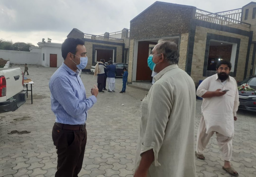 AC_Chakwal's tweet photo. چکوال
اسسٹنٹ کمشنر چکوال محمد عمر سرور کا ڈھڈیال کا دورہ۔
حکومتی ایس او پیز کی خلاف ورزی کرنے غ 6شادی ہالز کو وارننگ دی اور جرمانے عائد کئے گئے۔
@DC_Chakwal 
@CSoffice_Punjab 
@umersarwar_ https://t.co/XXwUIsp6t6