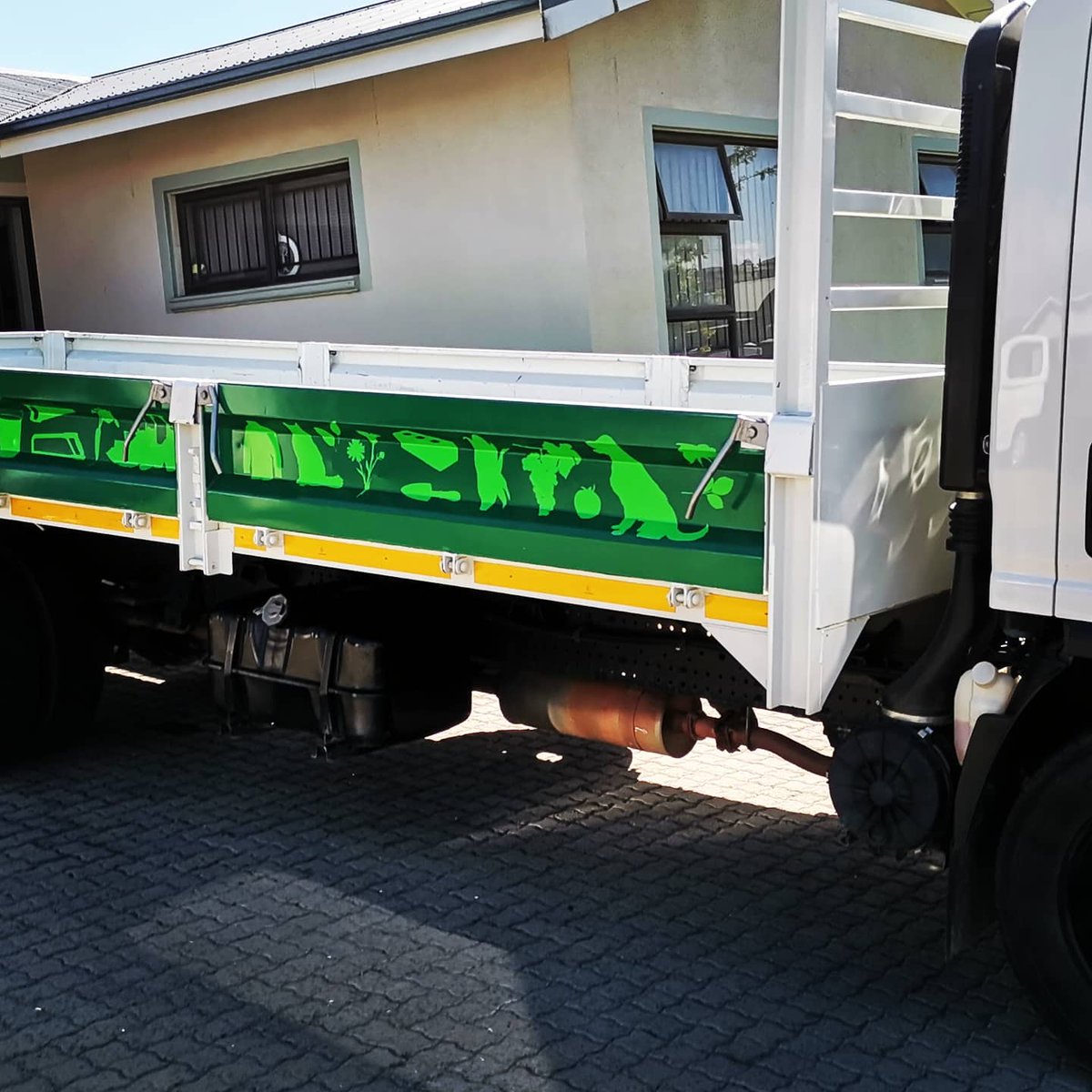 Estilo_Ind's tweet photo. Thank you Kaap Agri for your loyal support. 🙏🏻🤟🏻🙌🏻

Truck dropsides wrapped with printed cast vinyl. Decals on front.

Office
021 981 9944
Mobile
079 523 7001
Email
Sales@estiloindustries.co.za

https://t.co/xwddkIvQk9

#branding #signage #design #signagesolutions #CapeTown https://t.co/fReGPHKZcD