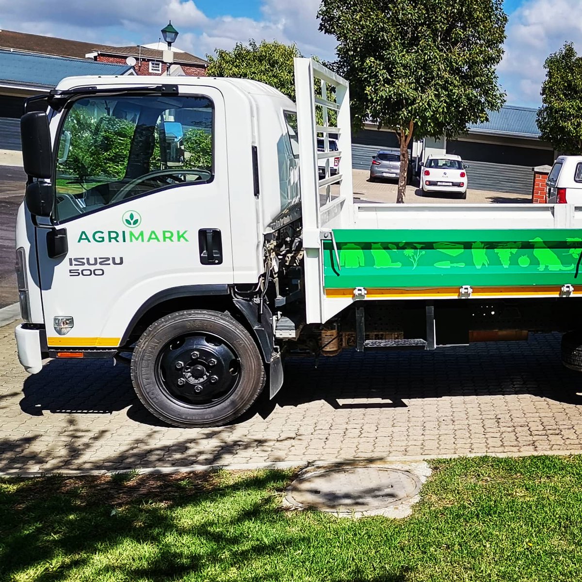 Estilo_Ind's tweet photo. Thank you Kaap Agri for your loyal support. 🙏🏻🤟🏻🙌🏻

Truck dropsides wrapped with printed cast vinyl. Decals on front.

Office
021 981 9944
Mobile
079 523 7001
Email
Sales@estiloindustries.co.za

https://t.co/xwddkIvQk9

#branding #signage #design #signagesolutions #CapeTown https://t.co/fReGPHKZcD