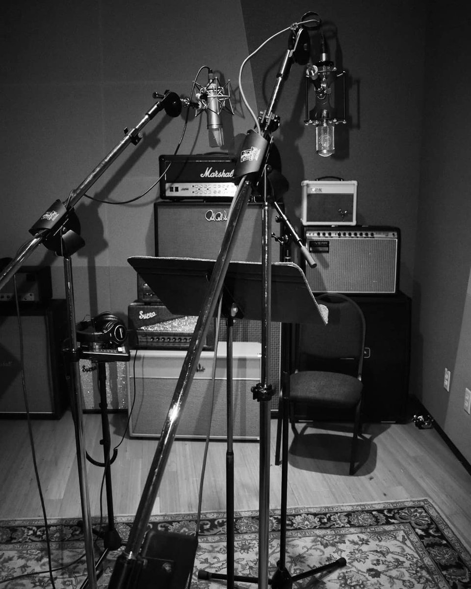 Rock and roll stands without the actual 'rock' and 'roll' because they're #sturdyaf 🤘 🤣 🤘

#📷 @official_lavine at @sweetwaterstudios

#LatchLake #LatchLakestands #recordingstudio #micstand #recordinggear #audioengineer #recordingengineer #studiogoals #MK2200 #LatchLakeMK2200