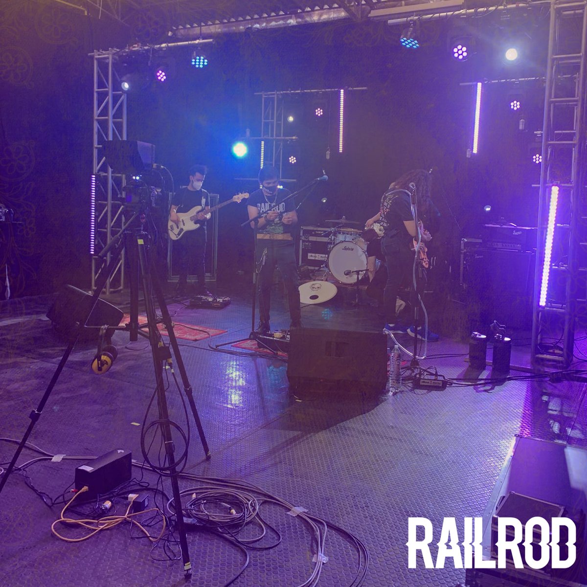 railrod_'s tweet photo. Les compartimos algo del Making of de ayer y solo resta decirles que ¡Estuvo de huevos!⚡🔥🎸🎶
#rock #music #makingof #concierto #hardrock #rockband #rockstar #guitar #streaming #railroad #esiatic #ipn https://t.co/p2l7cDdEOe