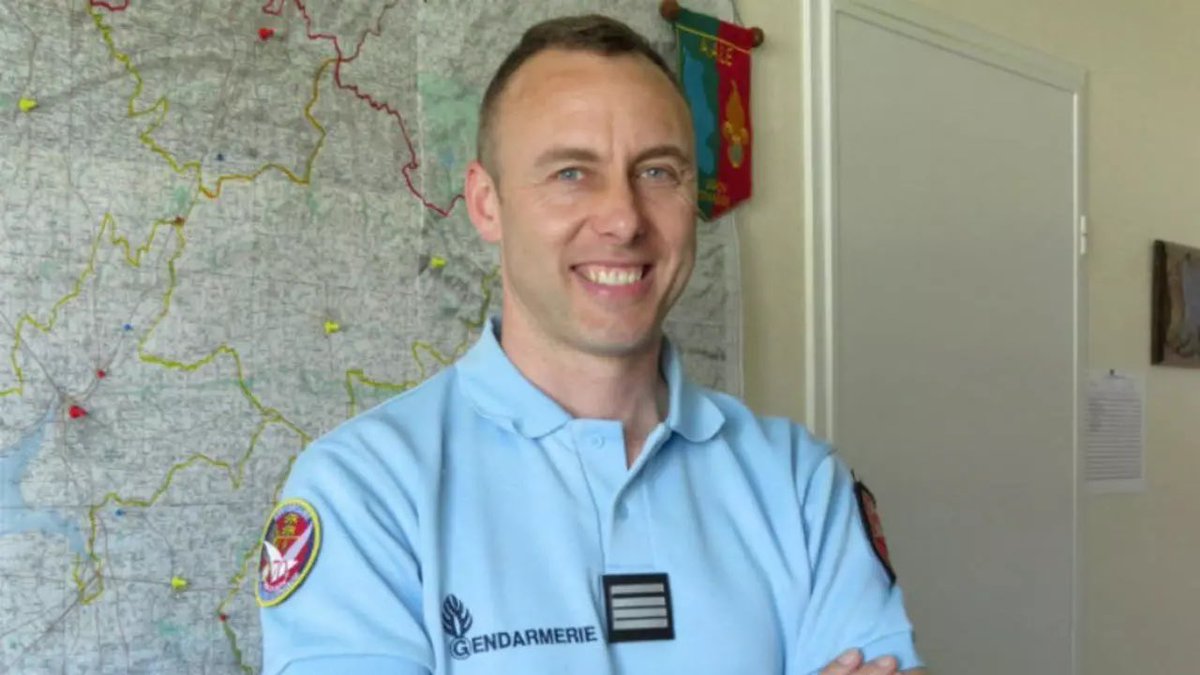 SpecsOpsCenter's tweet photo. Tout les héros ne portent pas de cape, la preuve aujourd’hui.
Il y a 3 ans jours pour jours, le colonel Arnaud Beltrame, se proposait en otage à la place d’une jeune femme avant d'être égorgé par le preneur d’otages.
🇫🇷🕊
(1/2) https://t.co/WcMTjprlOD