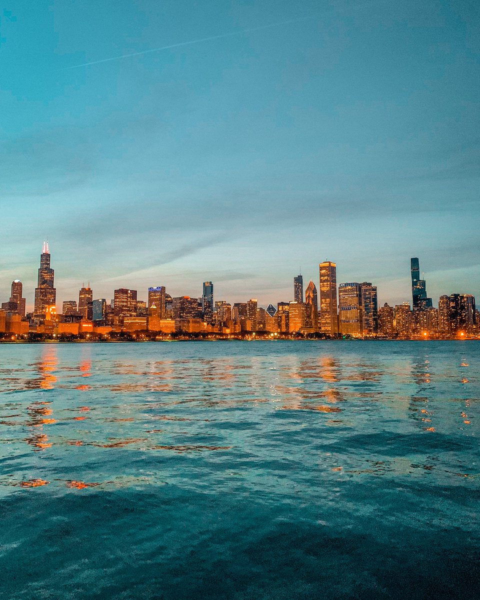 Blue hour in Chicago last night🧡🌃 #chicago #ilwx