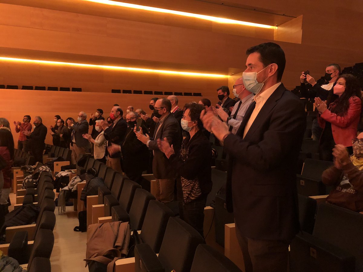 iasgirona's tweet photo. “Per la seva lluita i per tantes vides salvades i patides” avui el col·lectiu dels professionals de la salut de tota la Regió Sanitària de Girona #PremiLiberPress 20/21 @DiputacioGirona 

Gran ovació i reconeixement 👏👏👏 Moltes Gràcies ‼️‼️❤️ https://t.co/0U0sy1QHsL