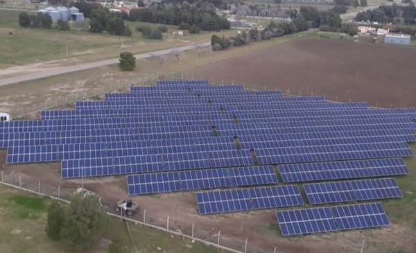 SuriaEnergy's tweet photo. A 6 meses de comenzar a operar el parque solar,  en Villa Iris, Partido de Puan , Buenos Aires pasaron de emergencia eléctrica a pensar en el proximo parque industrial . Fuente: La Nueva https://t.co/7ChISsyOvJ #BuenosAires #EnergiaSolar #GeneracionDistribuida https://t.co/zopX6hK5Ce