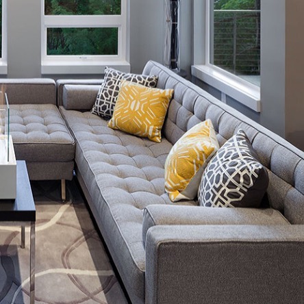 AbeDecorStudio's tweet image. Los #colores #grisyamarillo , los #tapizados #cojinesdecorativos #telasestampadas #capitoneado #decoraciondesalas #sofamodular #tendencias2021 #abedecorstudio #paseolasmercedes