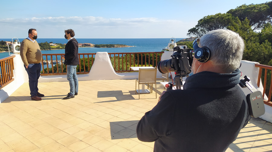 lucimuntagna's tweet photo. Una troupe di #Mediaset è stata nostra ospite per parlare della prossima stagione turistica e di tutte le problematiche inerenti la #vaccinazione e gli #spostamenti per i #turisti e per le strutture ricettive che dovranno ospitarli.
#lucidilamuntagna #drittoerovescio #portocervo https://t.co/GpoyjHSJrL