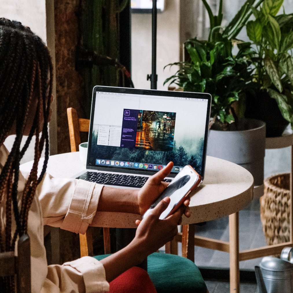Bmapsarl's tweet photo. Il transforme une idée en un visuel, ce dernier raconte une histoire, communique une pensée et vend un produit ou un concept. C’est ça mon métier de créa. (Graphic Designer)
#BmapADS #MonMetier #MonExpertise https://t.co/oi3AUw7Qfh