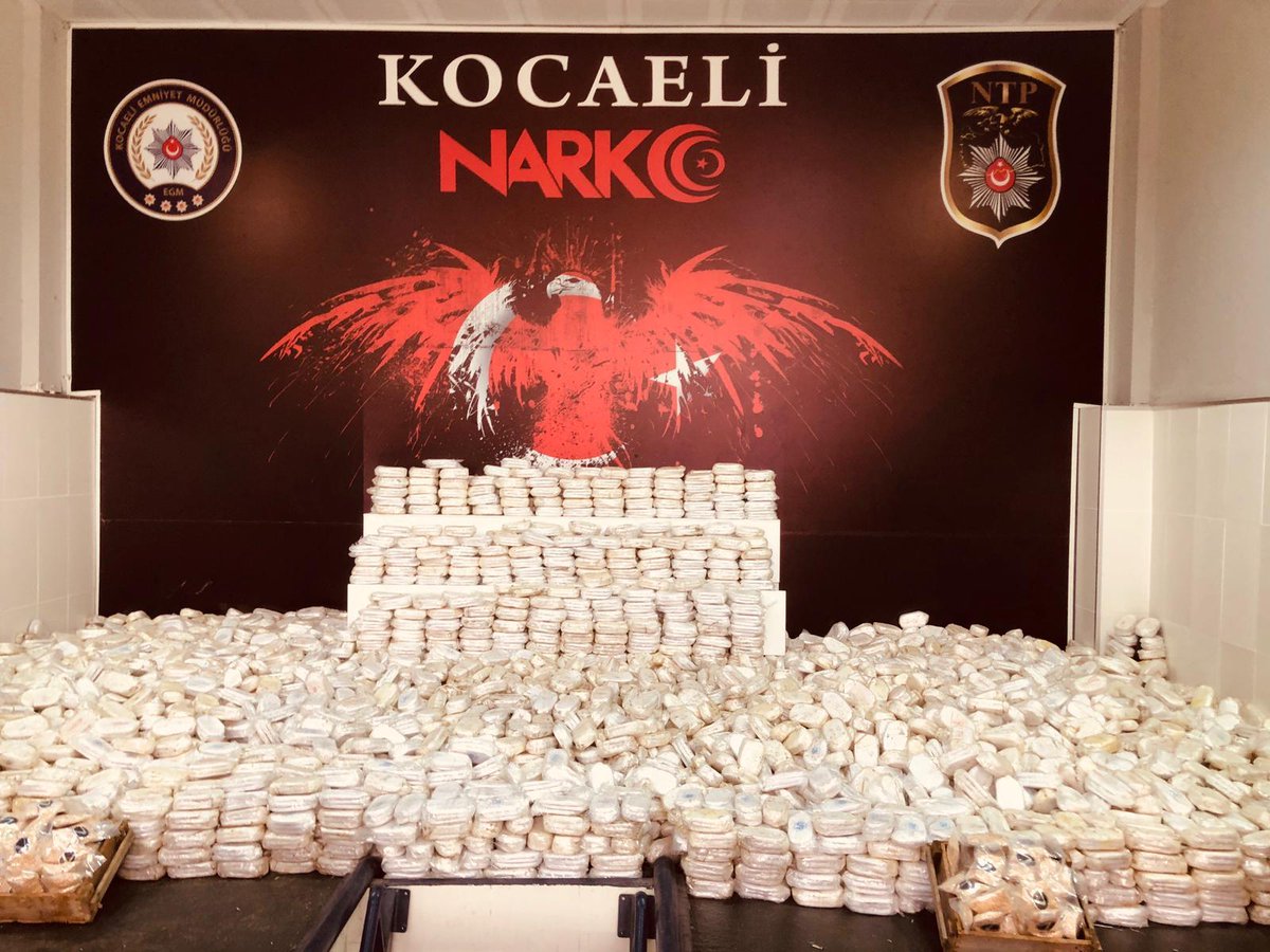 Uyuşturucuya bir darbe daha!
İnsanımızı zehirlemenize izin vermeyeceğiz...

3 ton 860 kg esrar 
99.000 captagon

Teşekkürler @NarkotiksmDB
Teşekkürler Kocaeli Emniyet 

Elinize sağlık 👏