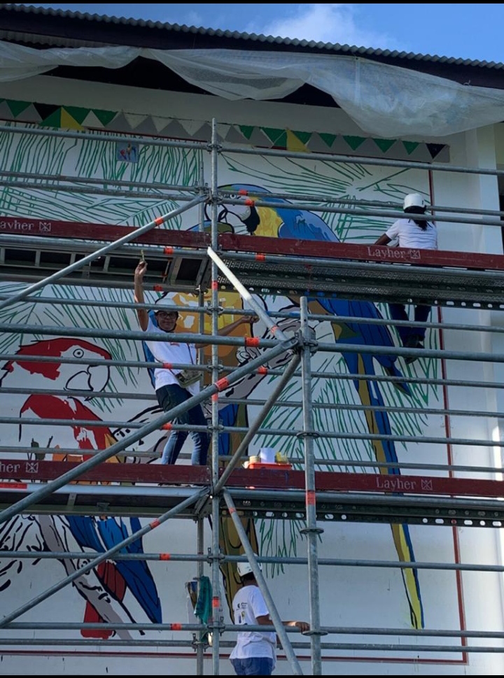 CiteCreation's tweet photo. Des jeunes poursuivent leur formation au métier de muralistes, en Guyane. Cette seconde phase bat son plein avec l'appui d'Annuel Jacotin et Gilles Désiré, les deux formateurs qui eux-mêmes ont été initiés au métier dans les ateliers de #CiteCreation, à Lyon.
#fresquesmurales https://t.co/9kudu6xsZk