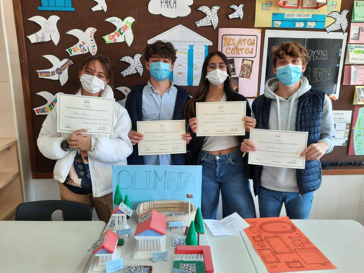 maristassegovia's tweet photo. Estos jóvenes han salvado a la filosofía. Son los ganadores del Escape Room filosófico de 2° de Bachillerato. #aprenderesdivertido #SemanaCultural #MaristasSegovia https://t.co/CH6zBsTGHK