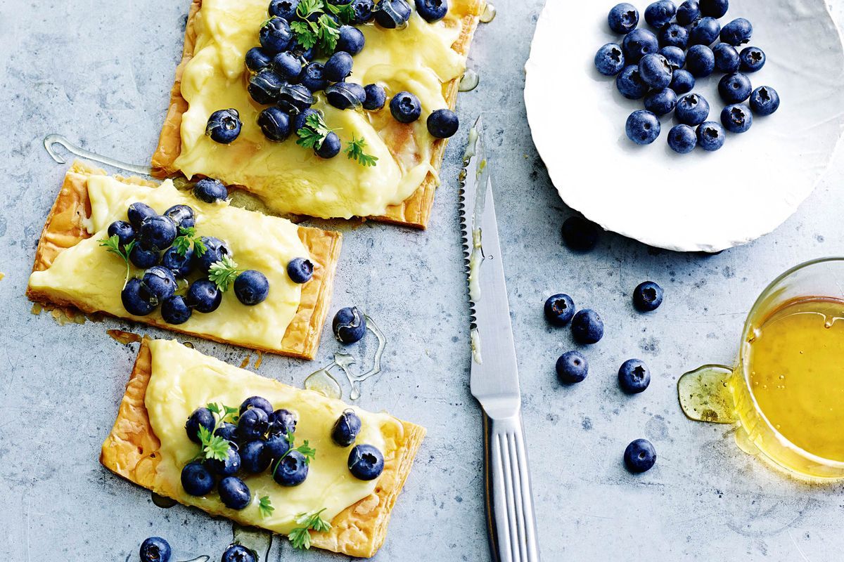 Honey and Lemon Curd with Blueberries! Have a sweet craving? Satisfy it with this fruity dessert sweetened with honey. 🍋🍯 Shop 100% pure Spanish Honey on SALE at ➡️ Bottega.eu! #Recipe and photo by <a href="/deliciousAUS/">delicious. Australia</a> ✨ ow.ly/9G1530rzLur