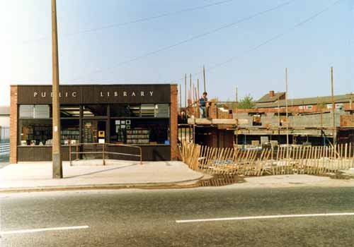leedslibraries's tweet photo. Today we stop off at Halton Library. The first Library opened on the 21st September in 1960. We don't have many pictures of the Library even though it was only a stone throw away from the current site on Selby Road. It was next to the famed Travellers Inn. #LeedsLibrariesCHT https://t.co/bXNnYGU7tZ