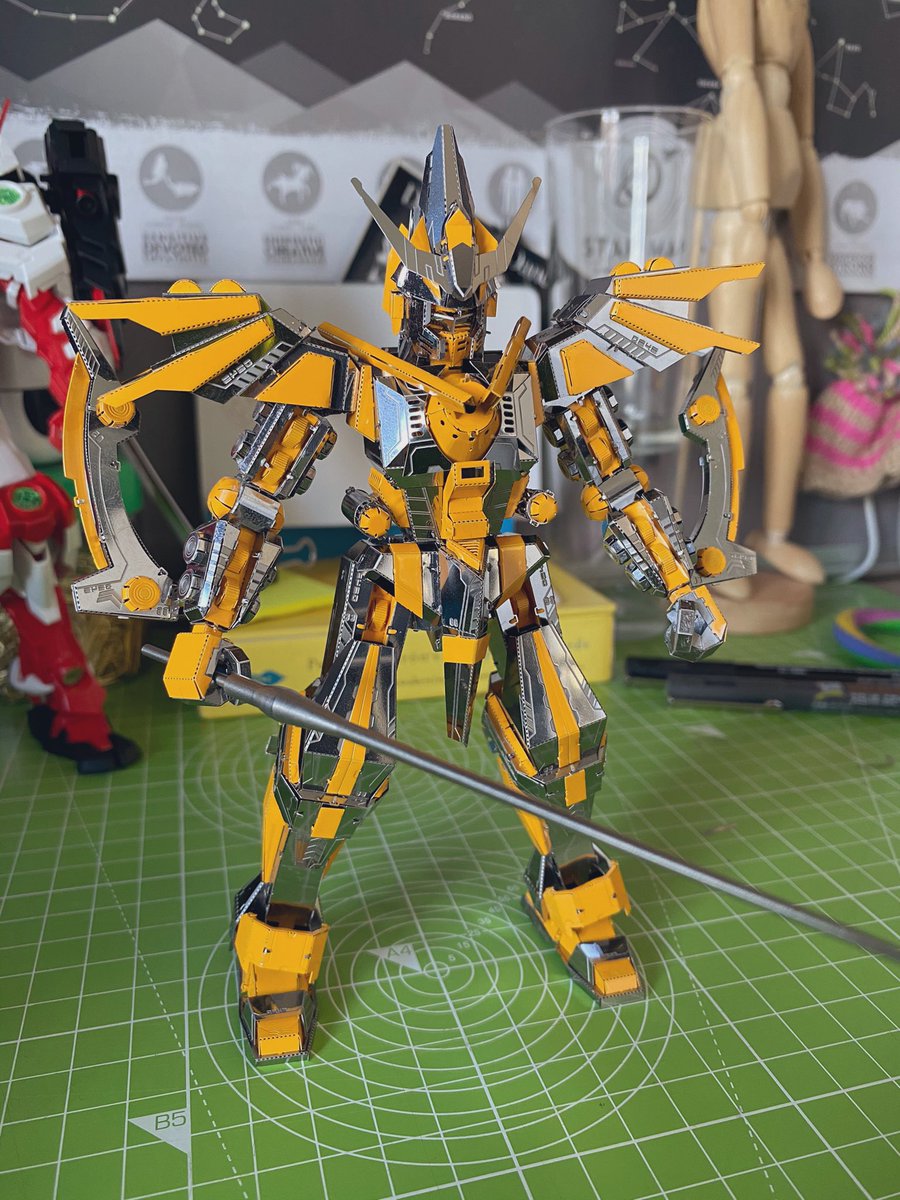 _KnOxEr's tweet photo. Since it was gundam time...
First try with a metal model, pretty though to assemble with all the little folds and twists, but overall worth it as the final result is really cool! #piececool #metalmodelkit #crescentbladearmor https://t.co/d4CSUBVeoO