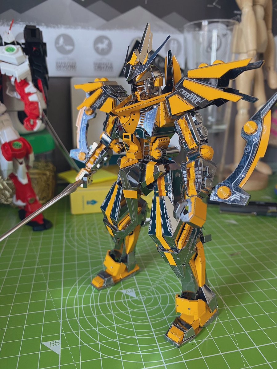 _KnOxEr's tweet photo. Since it was gundam time...
First try with a metal model, pretty though to assemble with all the little folds and twists, but overall worth it as the final result is really cool! #piececool #metalmodelkit #crescentbladearmor https://t.co/d4CSUBVeoO