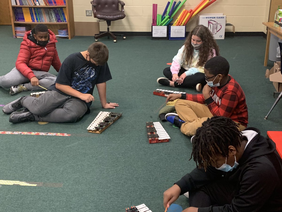 mkskidmore1488's tweet photo. 5th graders rocked their glockenspiel song today! #musicinourschoolsmonth #ncssbethebest @EastNewtonElem1 https://t.co/uLLyf4pWLU
