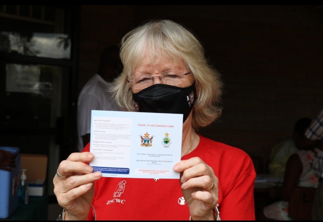 SaveChildrenZIM's tweet photo. Today:@SaveChildrenZIM Country Director, Heather Kerr gets first #jab of #CovidVaccine(Vero Cell).

She says> "Vaccination saves lives! However, it's an individual choice. What's needed is to give people the right info so that they can make an informed decision." #Vaccinated 💉 https://t.co/pbyubBz7aZ