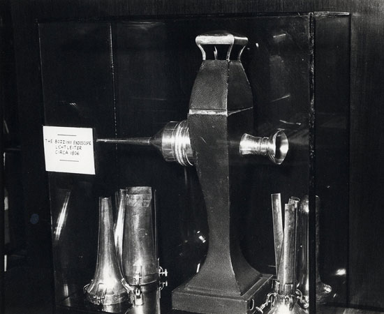 CirujanoGZ's tweet photo. Los vestigios de la #endoscopia actual, el #Lichtleiter, desarrollado por el padre de la endoscopia: Philipp Bozzini 🇩🇪. El artefacto original fue donado al @AmCollSurgeons x 1 farmacéutica, luego fue regresado al Josephinum Museum a cambio de una replica hecha por @MercedesBenz. https://t.co/6CPjOJZluf