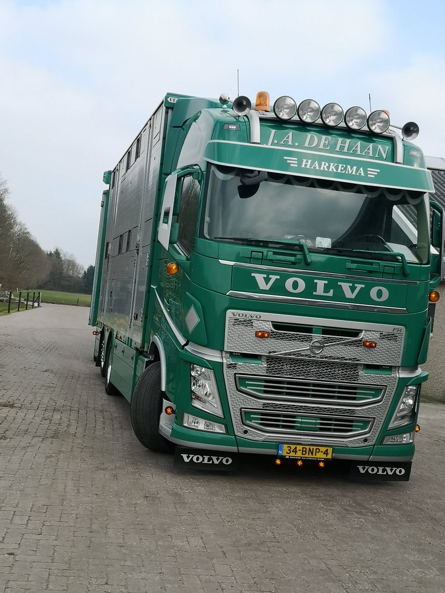smit_evelien's tweet photo. Aan comfort ontbreekt het de kalveren niet tijdens het transport, de vloer is goed gevuld met droog stro...het betekent dat de kalveren dan ook droog en fris van de wagen komen ❤️
#comfortclass #kalverhouderij https://t.co/xkGYXA1fek