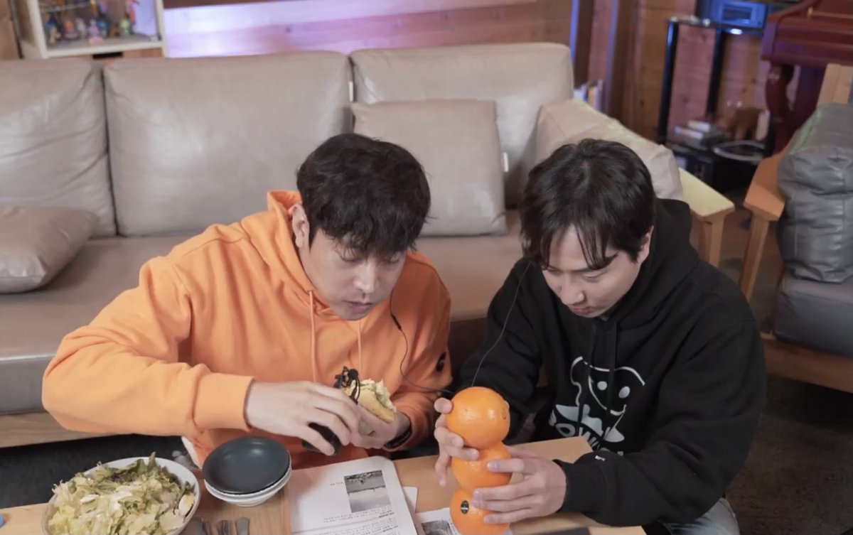 starry_luna's tweet photo. 🌟신화 23주년 기념 RT 이벤트 🌟

한겹 더 단단해진 너무 소중한 오늘!
추첨을 통해 한분께 천혜향 1박스 드립니다
(오렌지 쌓는 앤디오빠 너무 귀여우니까🧡)

🍊 당발 : 3월 24일 늦은 혜성시

많은 참여 부탁드립니다🙌

#23년째_신화는_꺾이지_않아
#신화_23주년_축하해 https://t.co/YUFy2XWFWu