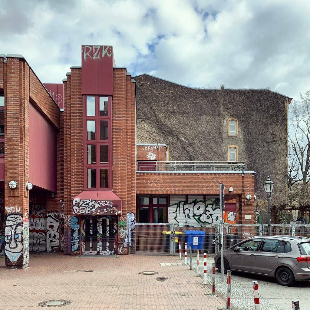 architekturb's tweet photo. Hinten Brandwand.
.
.
#kreuzberg #brandwand #iba87 #socialbuilding #sozialbau #graff #graffiti #berlinstreetart #architexture #archilovers #architecture #berlinigers #ig_berlin #igersberlin #igersberlinofficial #streetphotography #streetphotographers #ur… https://t.co/ogPakC7VRa https://t.co/o37o02LMC3