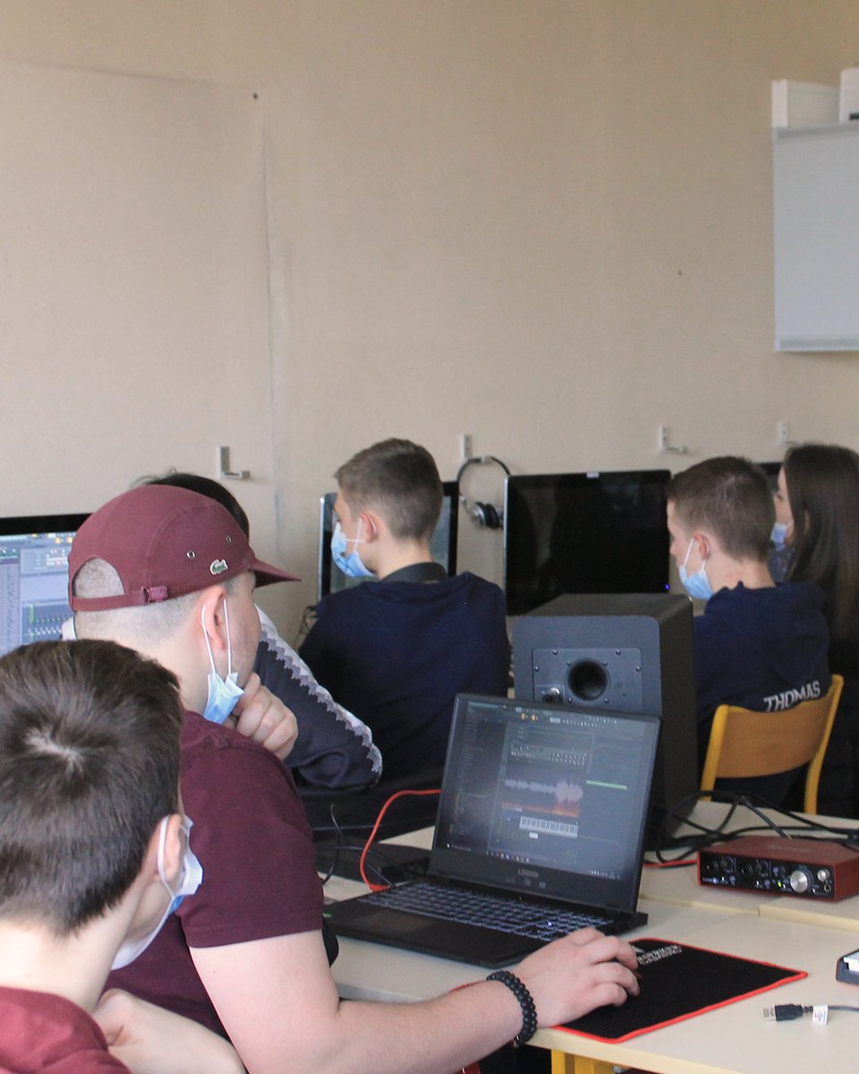 VeloursProd's tweet image. Retour sur les premiers ateliers de #CollègesEnScène. 

Après avoir travailler autour d'un carnet de rêve avec leurs professeures, les élèves se sont répartis en trois groupes pour s'atteler à la création artistique d'un spectacle. 

@DptMarne @VilledeChalons