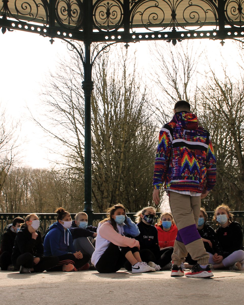 VeloursProd's tweet image. Retour sur les premiers ateliers de #CollègesEnScène. 

Après avoir travailler autour d'un carnet de rêve avec leurs professeures, les élèves se sont répartis en trois groupes pour s'atteler à la création artistique d'un spectacle. 

@DptMarne @VilledeChalons