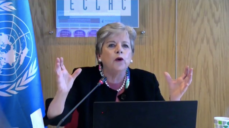 cepal_onu's tweet photo. .@aliciabarcena: En #ALC hay tres velocidades de la vacunación: 4 países alcanzarán la inmunidad en 2021 o inicios de 2022, otros 7 en 2022, y la mayoría (22 países) en 2023. La fuerte competencia internacional por el acceso a vacunas afectará negativamente a la región. https://t.co/PPWA6v2QNr